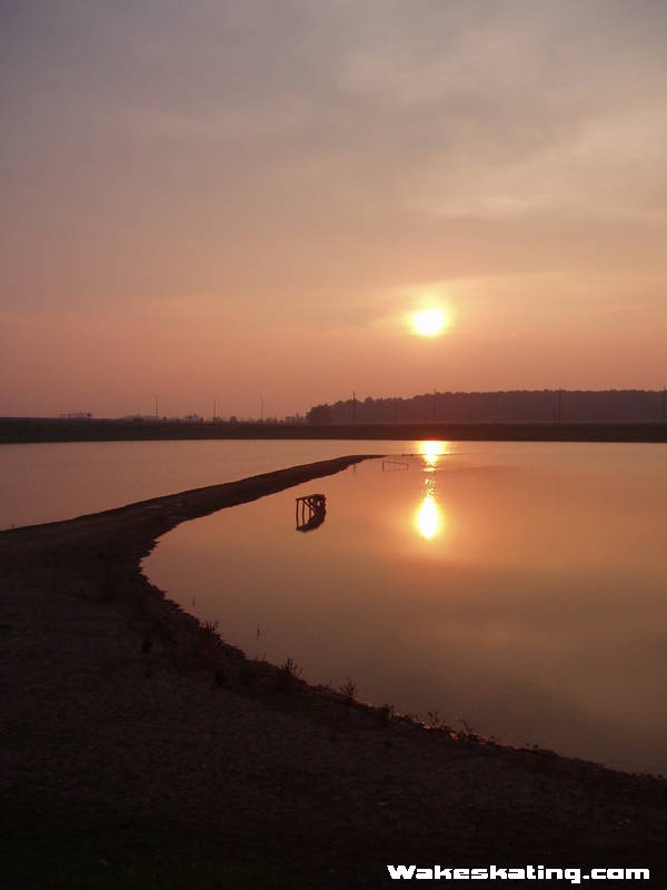 Suburban_wakepond_001